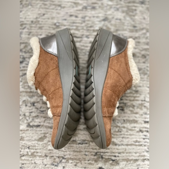 Bzees Golden Faux Fur Bootie Shoe Size 8.5 - Picture 6 of 11